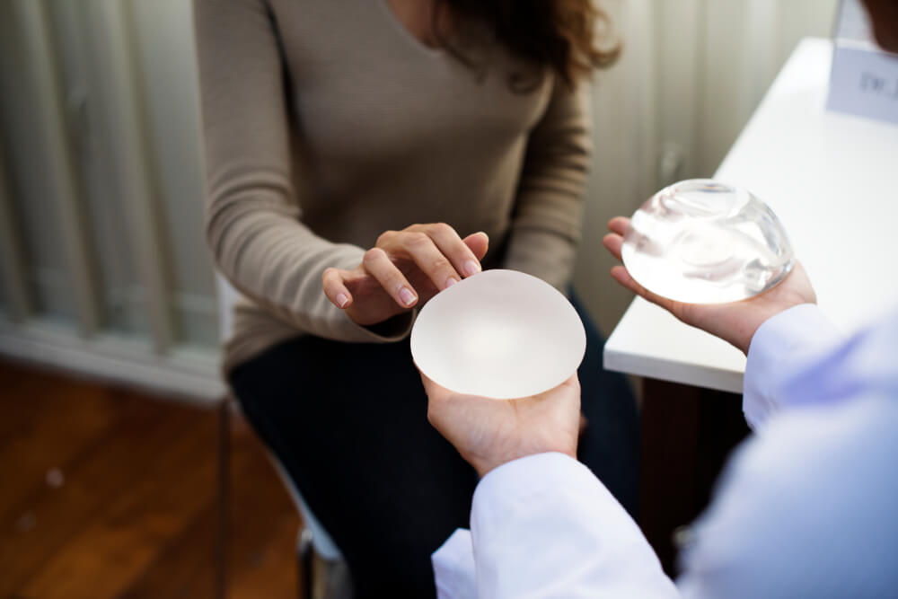 Breast implant: saline vs. silicone, risk, recovery, cost