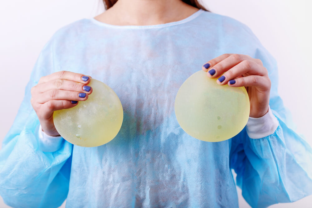 Breast implant: saline vs. silicone, risk, recovery, cost